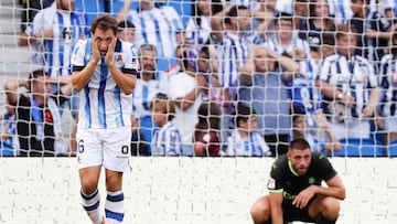 SAN SEBASTIÁN, 12/08/2023.- Jon Ander Olasagasti (i), de la Real Sociedad, se lamenta tras perder una ocasión de gol durante el partido de la jornada 1 de LaLiga entre la Real Sociedad y el Girona, este sábado en el estadio Reale Arena en San Sebastián. EFE/ Juan Herrero