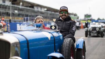 Fernando Alonso en un BMW antiguo en Monza. 