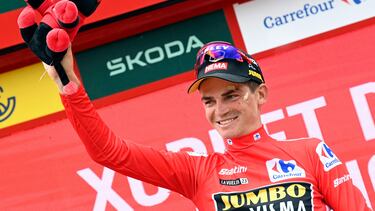 Sepp Kuss, en el podio de Xorret de Catí, con el maillot rojo de La Vuelta.