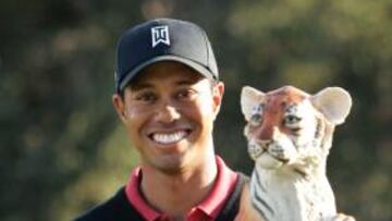 Tiger, con un trofeo apropiado.