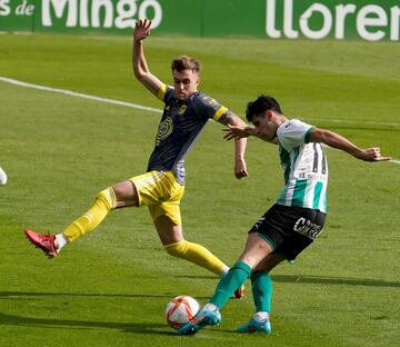 Dani Fernández midiéndose a Marco Camus en su único partido en Santander.