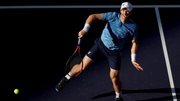 Andy Murray devuelve una bola durante su partido ante Alexander Zverev en el BNP Paribas Open, el Masters 1.000 de Indian Wells, en el Indian Wells Tennis Garden de Indian Wells, California.