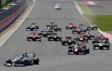 Lewis Hamilton a la cabeza en la salida de la carrera.