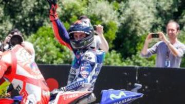 Lorenzo celebra su pole de MotoGP.