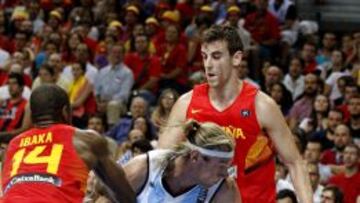 Walter Herrmann entre Ibaka y Víctor Claver.