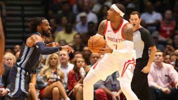 Mike Conley defiende a Carmelo Anthony.