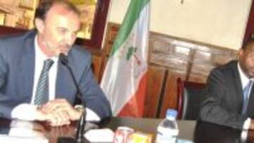 Carlos Gracia, Secretario de Estado de Cooperación y exembajador de España en Cuba durante el Gobierno Aznar, se reunió el lunes en Malabo con el Ministro de Exteriores de Guinea, Agapito Mba. Exteriores dijo que era “una visita técnica” que no tiene “nada” que ver con el partido.