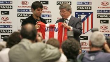 Agüero fue presentado el 5 de junio de 2006 como nuevo jugador del Atlético de Madrid en el Vicente Calderón. En la imagen con Enrique Cerezo.