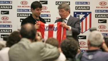 Agüero fue presentado el 5 de junio de 2006 como nuevo jugador del Atlético de Madrid en el Vicente Calderón. En la imagen con Enrique Cerezo.