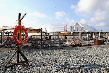 Al lado del estadio de Sochi, la playa pública.