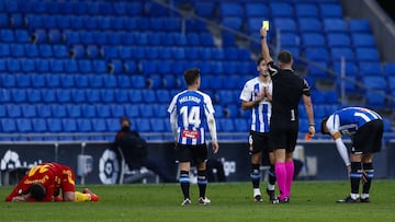 BARCELONA, SPAIN - NOVEMBER 29: The referee Juan Luis Pulido Santana shows a yellow card to Lluis Lopez of RCD Espanyol during the La Liga Smartbank match between RCD Espanyol and Real Zaragoza at RCDE Stadium on November 29, 2020 in Barcelona, Spain. (Ph