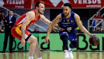 GRAF3038 .MURCIA, 07/03/20 .- El base estadounidense de Morabanc Andorra Jeremy Senglin (d) controla el balon ante el base de UCAM Murcia Rafa Luz (i), hoy durante el partido de la vigesimo tercera jornada de la Liga Endesa que están disputando, en el Palacio de los Deportes de Murcia . EFE/Marcial Guillén