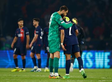 El delantero del PSG desolado tras caer eliminado por el conjunto alemán. En la imagen, Gianluigi Donnarumma con Kylian.