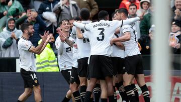 VALENCIA, 09/03/2024.- Jugadores del Valencia celebran el gol marcado por Hugo Duro durante el partido de la jornada 28 de la Liga EA Sports que disputan Valencia y Getafe en el estadio de Mestalla. EFE/Biel Aliño
