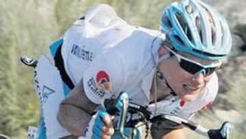 <b>A TUMBA ABIERTA. </b>Vinokourov se lanza en el descenso del puerto de Monachil en busca de Danielson y en busca de la Vuelta.