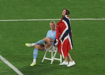 El delantero noruego del Manchester City celebró la victoria en la final de la Champions League 2023 sobre el césped del Estadio Olímpico Atatürk junto a su pareja sentimental Isabel Haugseng.