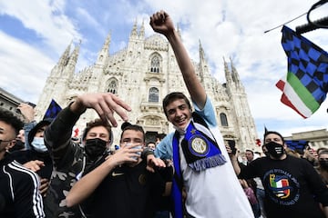 Cientos de personas, sin ninguna distancia de seguridad, celebran en la Piazza Duomo de Milán el campeonato de la liga italiana.