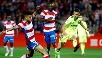 Fede Vico corta un pase de Nieto en el último precedente entre el Granada y el Real Zaragoza en el Nuevo Los Cármenes.