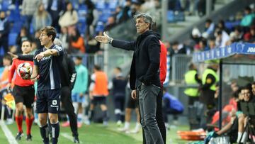 Málaga (España) 07/01/2024.- El técnico de la Real Sociedad Imanol Alguacil (d) durante el partido que enfrenta al Málaga CF y a la Real Sociedad en el estadio de La Rosaleda en dieciseisavos de final de la Copa del Rey. EFE/Daniel Pérez