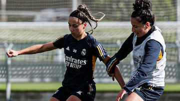Athenea intenta zafarse de Ivana en un entrenamiento del Real Madrid.