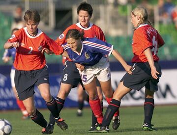 En la misma edición de la Eurocopa y solo dos días después de los cuatro goles de Marianne Pettersen, la jugadora francesa Angélique Roujas anotó tres goles frente a Rusia, convirtiéndose así en la tercera jugadora en conseguir un hat-trick en la historia de la Eurocopa. En esta edición compartió la bota de oro con Pettersen y la italiana Carolina Morace.