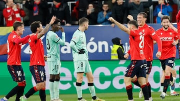 PAMPLONA, 03/01/2026.- Los jugadores del Osasuna celebran su primer gol, obra de Rubén García, durante el encuentro correspondiente a la jornada 18 de LaLiga EA Sports entre el CA Osasuna y el Athletic Club de Bilbao en El Sadar, Pamplona, este sábado. EFE/ Villar López