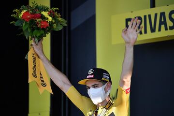  Wout van Aert celebrando su victoria en el podio