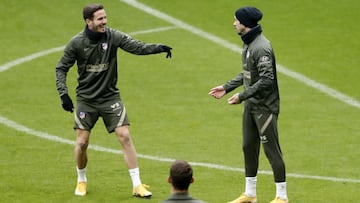 Saúl y Vrsaljko, dos de las probables novedades en el esquema de Simeone, bromean durante el entrenamiento de ayer
