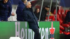 Mourinho, desesperado en la banda del Red Bull Arena de Leipzig.