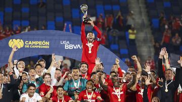 Alexis Vega lifts the Champion trophy with players of Toluca Champion during the Champion of champions match between America and Toluca as part of the Liga BBVA MX, Champions the Torneo Apertura 2024 and Torneo Clausura 2025 at Dignity Health Sports Park Stadium, on July 20, 2025 in Carson, California, United States.