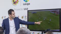 Velasco alecciona a La Roja sobre los peligros del Mundial: protestas, manos, derribos...