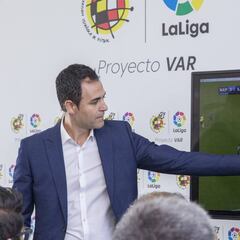 Velasco alecciona a La Roja sobre los peligros del Mundial: protestas, manos, derribos...