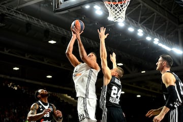 Edy Tavares se impone bajo el aro de la Virtus.