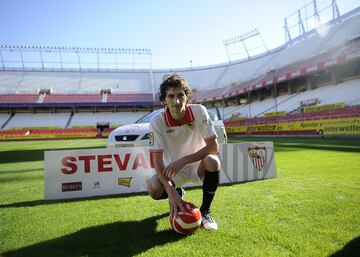 El Sevilla fichó a esta jovencísima promesa serbia en 2013 por 1,5 millones de euros. No destacó nada. Tan solo jugó 7 partidos y se fue en verano cedido, primero al Elche, y luego al Deportivo de la Coruña.