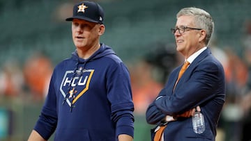 El manager A.J. Hinch y el gerente general Jeff Luhnow son suspendidos un año por robo de señales mediante el uso ilegal de dispositivos electrónicos.