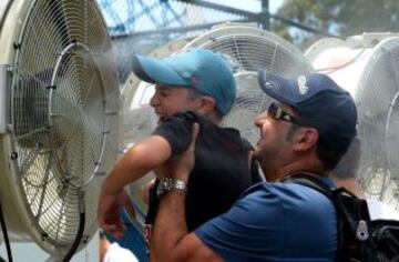 Espectadores refrescandose durante los descansos para hacer frente a las temperaturas que llegan a 43 grados centígrados (109 Fahrenheit) durante el cuarto dia del Abierto de Australia 2014 en Melbourne Park