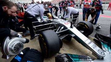 Mercedes AMG Petronas F1 Team's British driver Lewis Hamilton speaks to mechanics in the pitlane at the Circuit de Catalunya on February 28, 2017 in Montmelo on the outskirts of Barcelona during the second day of the first week of tests for the Formula One Grand Prix season. / AFP PHOTO / JOSE JORDAN