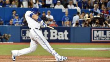 Justin Smoak, primer baseman de Toronto Blue Jays, rompi&oacute; su bate durante un golpeo.