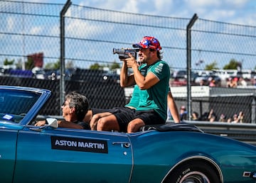 El piloto español de Aston Martin, Fernando Alonso, grabó en video todo el desfile de pilotos antes del Gran Premio de Fórmula Uno de Estados Unidos de 2023 en el Circuito de las Américas en Austin.