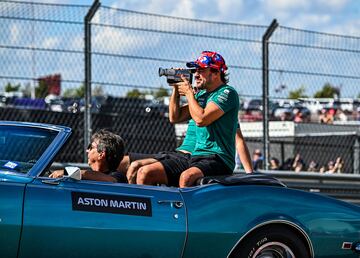 El piloto español de Aston Martin, Fernando Alonso, grabó en video todo el desfile de pilotos antes del Gran Premio de Fórmula Uno de Estados Unidos de 2023 en el Circuito de las Américas en Austin.