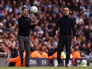 Soccer Football - Premier League - Manchester City v Arsenal - Etihad Stadium, Manchester, Britain - April 19, 2026 Arsenal manager Mikel Arteta and Manchester City manager Pep Guardiola Action Images via Reuters/Lee Smith EDITORIAL USE ONLY. NO USE WITH UNAUTHORIZED AUDIO, VIDEO, DATA, FIXTURE LISTS, CLUB/LEAGUE LOGOS OR 'LIVE' SERVICES. ONLINE IN-MATCH USE LIMITED TO 120 IMAGES, NO VIDEO EMULATION. NO USE IN BETTING, GAMES OR SINGLE CLUB/LEAGUE/PLAYER PUBLICATIONS. PLEASE CONTACT YOUR ACCOUNT REPRESENTATIVE FOR FURTHER DETAILS..