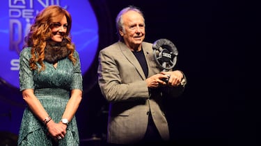 Pilar Gil, vicepresidenta de PRISA, entrega a Joan Manuel Serrat el Premio de Honor de Ràdio Barcelona en una de las imágenes más emotivas de La Nit de la Ràdio.