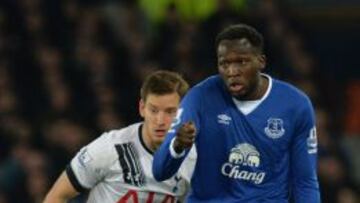 Romelu Lukaku (d) realiza un pase en un partido del Everton.