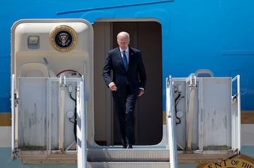 El presidente de los Estados Unidos ha aterrizado en la base aérea de Torrejón de Ardoz para acudir a la cumbre de la OTAN. Biden ha llegado a España en su avión Air Force One, blindado incluso ante una explosión nuclear y capaz de repostar desde el aire. El presidente estadounidense ha sido recibido por el rey Felipe VI al bajar del avión.