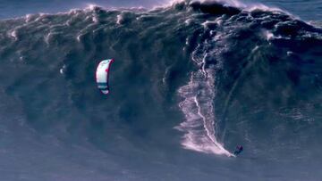 Nuno &#039;Stru&#039; Figueiredo navegando la ola m&aacute;s grande de la historia del kite en Nazar&eacute;, el 8 de noviembre del 2017. R&eacute;cord oficial seg&uacute;n Guinness World Records. Ola de 19 metros.