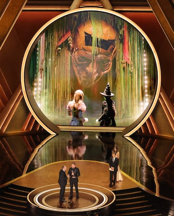 Nathan Crowley y Lee Sandales reciben del Oscar por el dise?o de produccin gracias a los enormes decorados de la pelcula 'Wicked'.