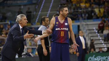 La foto que ya no repetirá, Svetislav Pesic dando instrucciones a su capitán, Juan Carlos Navarro, la pasada temporada;.