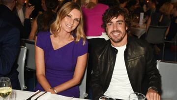 La modelo Malin Jefferies y Fernando Alonso en el evento de presetnación de Michael Kors como patrocinador de McLaren-