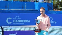La tenista española Núria Párrizas con el trofeo en Canberra.
