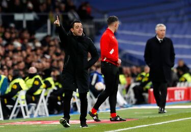 Xavi Hernández da instrucciones en la banda.